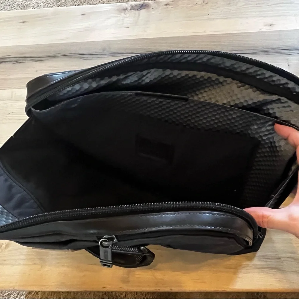 Tumi Alpha Bravo slim commuter brief case laptop bag super clean